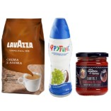 Кофе в зернах, виноградный напиток и чили соус