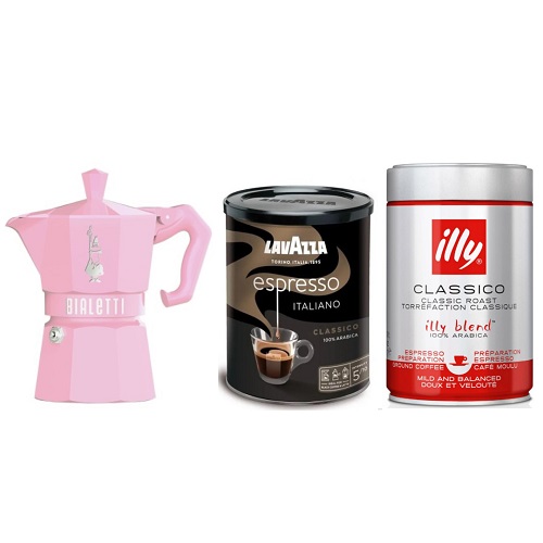 Гейзерная кофеварка и два вида молотых кофе Гейзерная кофеварка и два вида молотых кофе